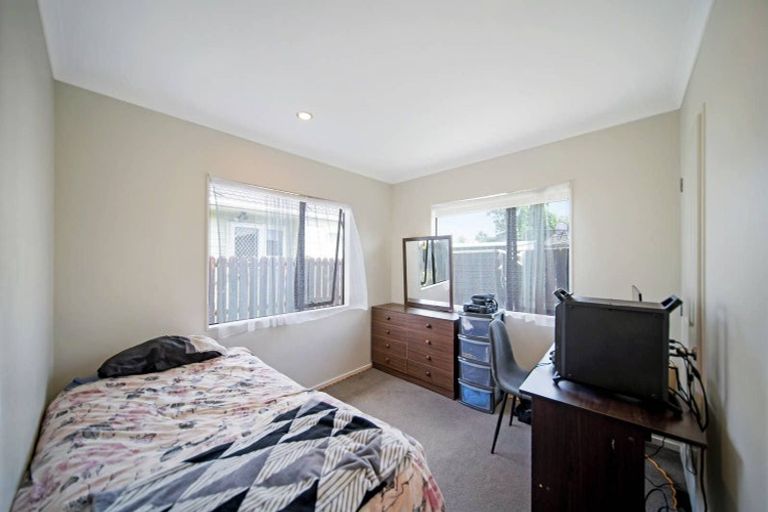 Photo of property in 98 Maplesden Drive, Clendon Park, Auckland, 2103