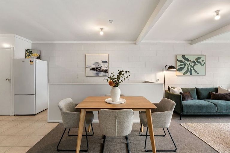 Photo of property in 1/15 Bloomsbury Grove, Newlands, Wellington, 6037