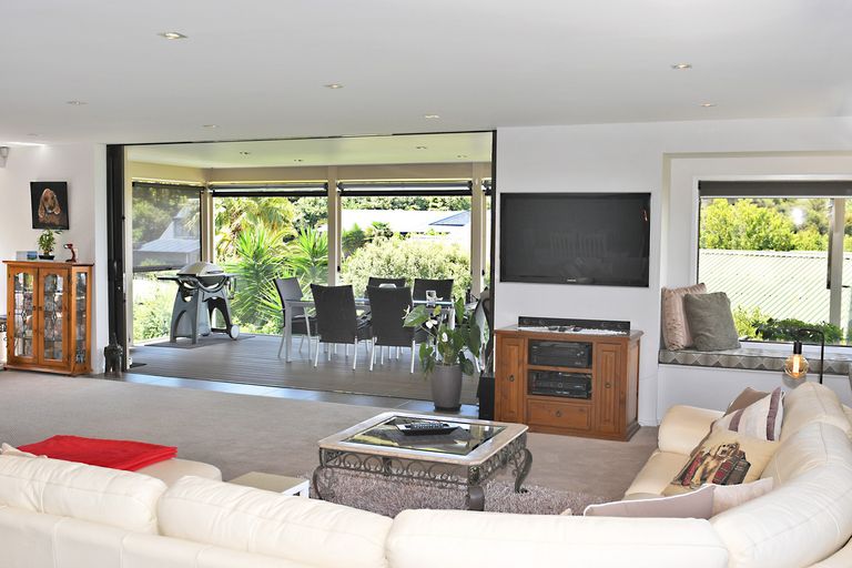 Photo of property in 10 Brampton Road, Snells Beach, 0920