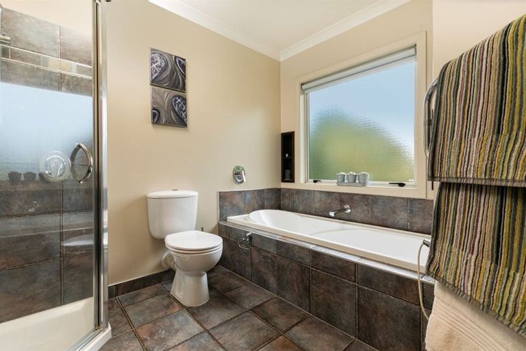 Photo of property in 28 Admirals Court Drive, Greenhithe, Auckland, 0632