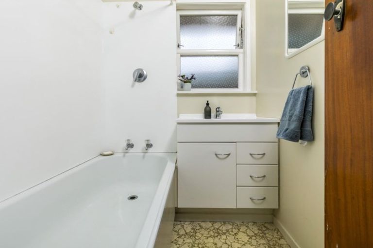 Photo of property in 3/38 Old Lake Road, Narrow Neck, Auckland, 0624