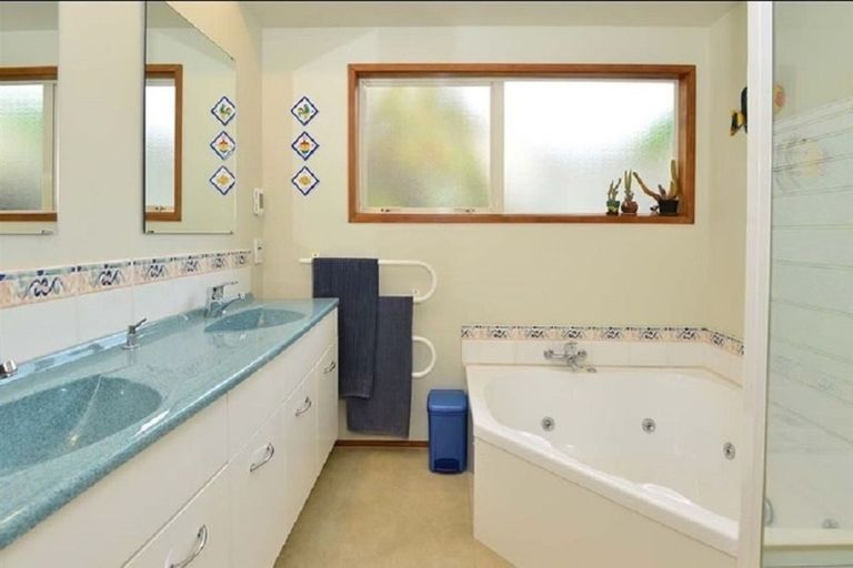 Photo of property in 9 Pelican Lane, Unsworth Heights, Auckland, 0632