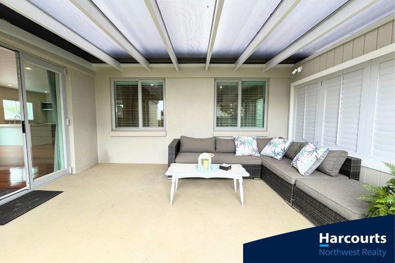 Photo of property in 86 Wiseley Road, West Harbour, Auckland, 0618