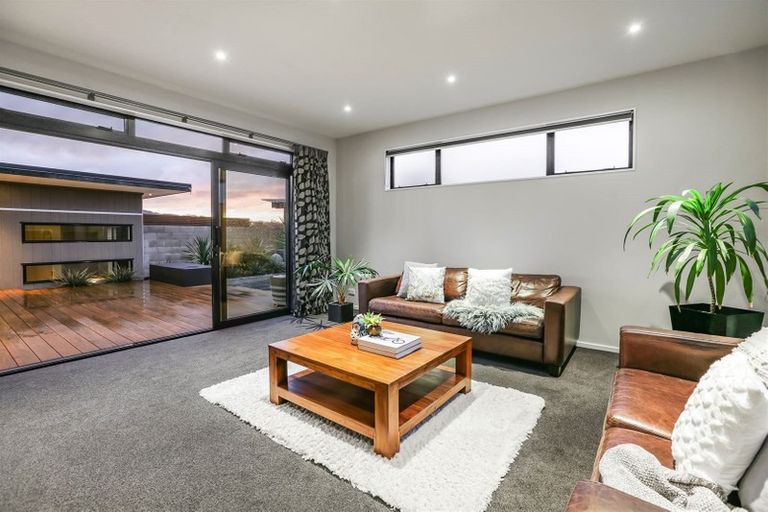 Photo of property in 11 Sumner Terrace, Aotea, Porirua, 5024
