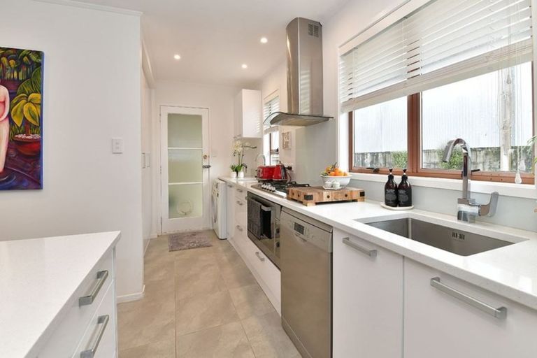 Photo of property in 3/100 Royal Road, Massey, Auckland, 0614