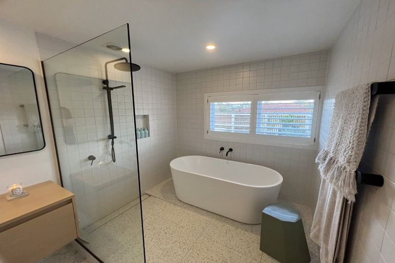 Photo of property in 1/4 Beach Road, Castor Bay, Auckland, 0620