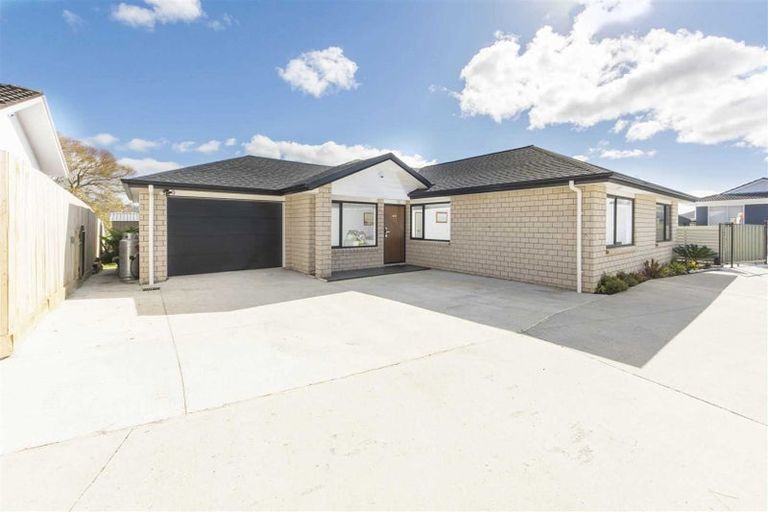 Photo of property in 71a Solar Road, Glen Eden, Auckland, 0602