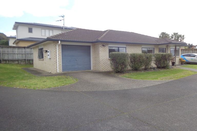 Photo of property in 17 Hassan Drive, Massey, Auckland, 0614