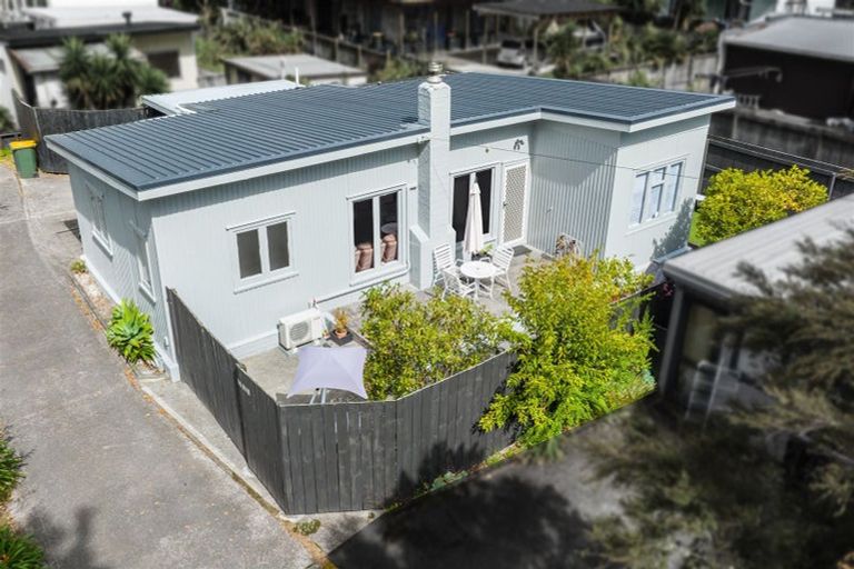 Photo of property in 2/176 Henderson Valley Road, Henderson, Auckland, 0612