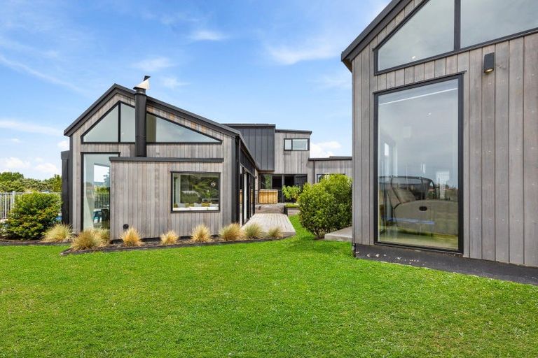 Photo of property in 9 Laguna Place, Matakatia, Whangaparaoa, 0930