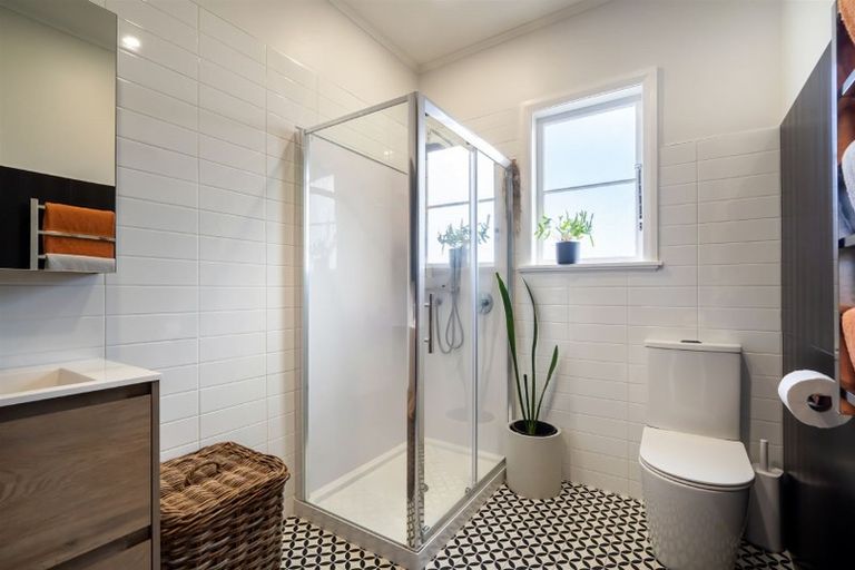 Photo of property in 65 Old Lake Road, Narrow Neck, Auckland, 0624