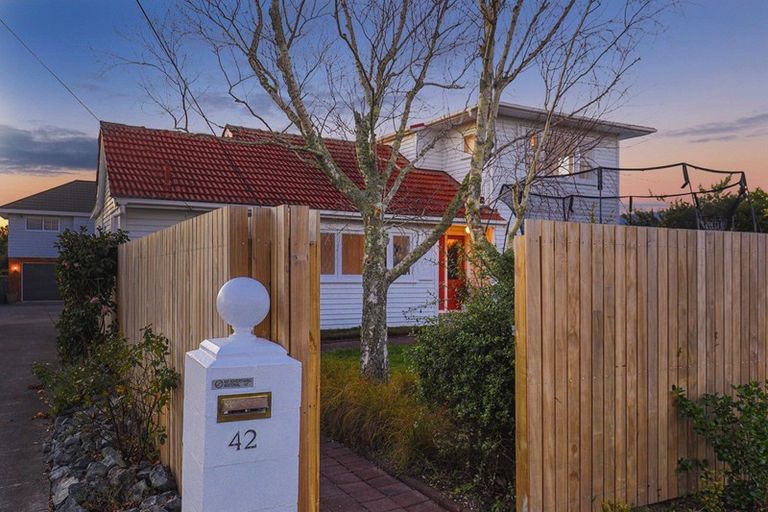 Photo of property in 1/42 Toroa Street, Torbay, Auckland, 0630