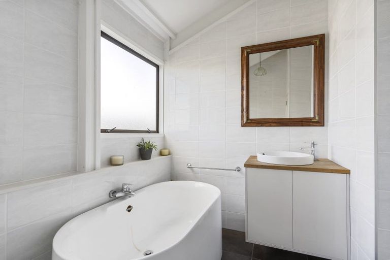 Photo of property in 100 Mayfair Avenue, Whangamata, 3620