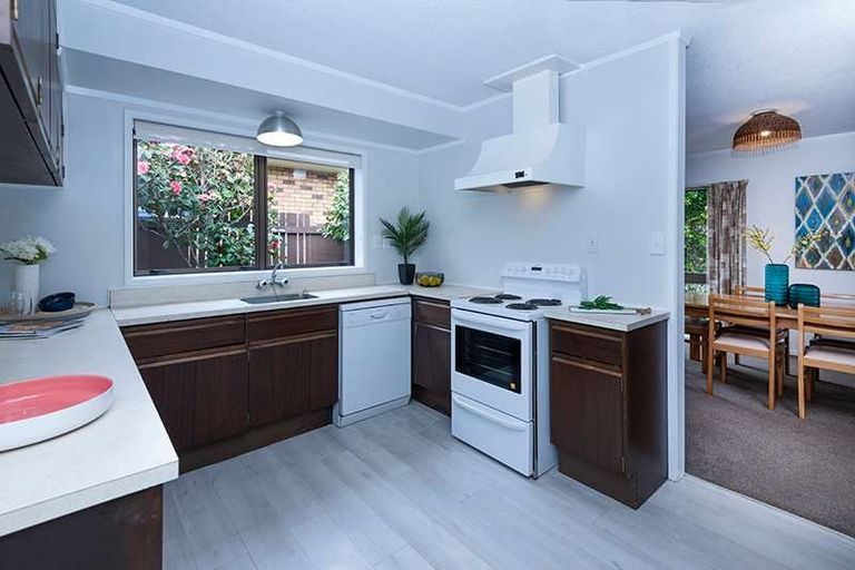 Photo of property in 33 Jillteresa Crescent, Half Moon Bay, Auckland, 2012