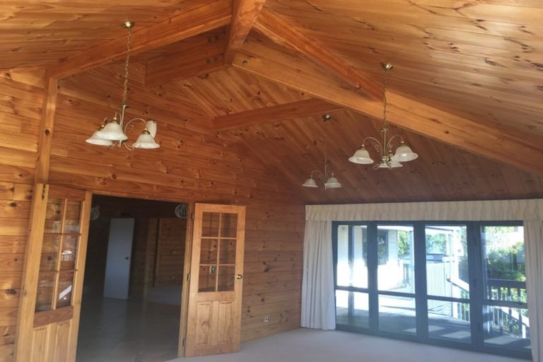 Photo of property in 16 Waikura Drive, Te Atatu Peninsula, Auckland, 0610