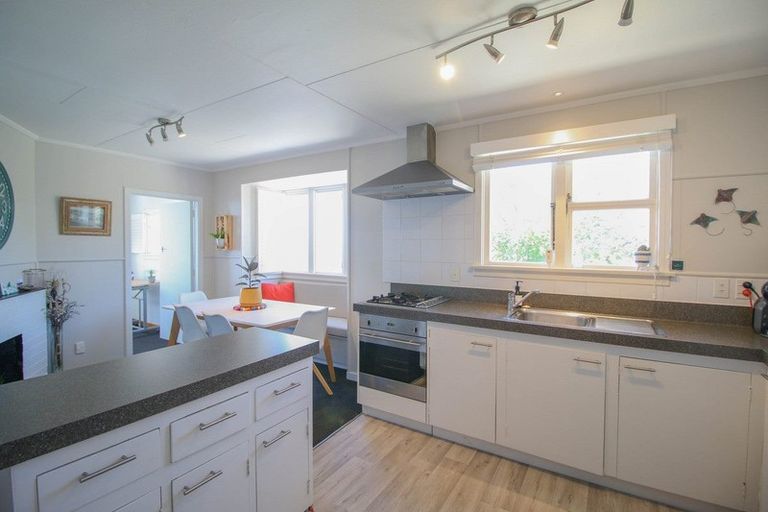 Photo of property in 82 Marine Parade, Bluff, 9814