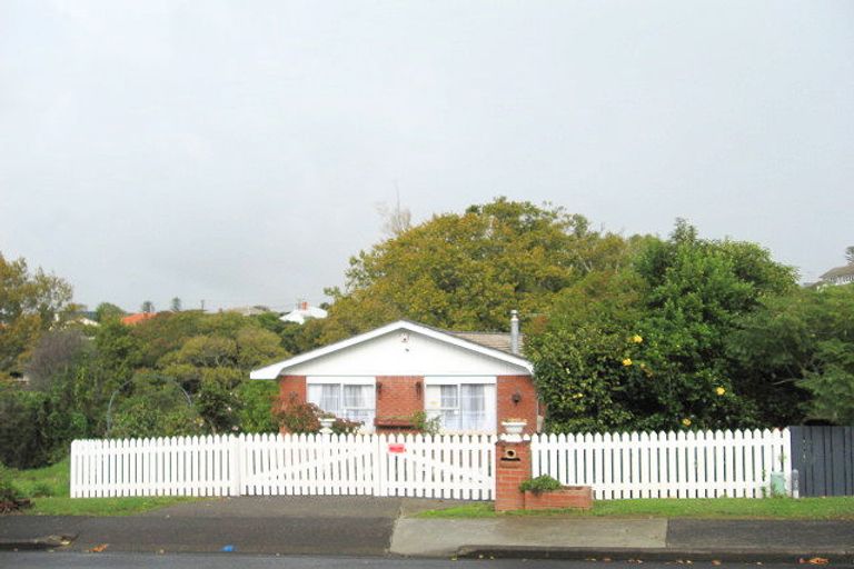 Photo of property in 9 Hartles Place, Mellons Bay, Auckland, 2014