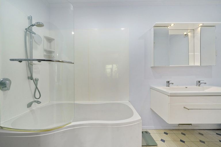 Photo of property in 56 Tio Tio Road, Miramar, Wellington, 6022