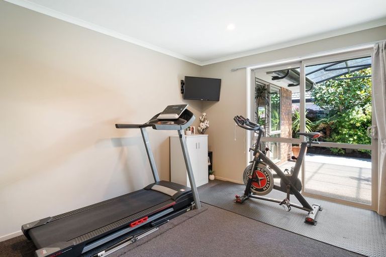 Photo of property in 8 Hoihere Place, Parklands, Christchurch, 8083