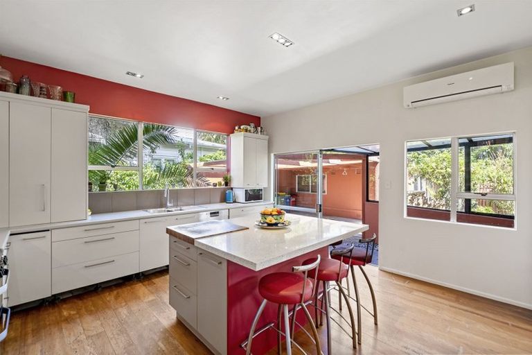 Photo of property in 8 Faulkner Road, Northcote Point, Auckland, 0627