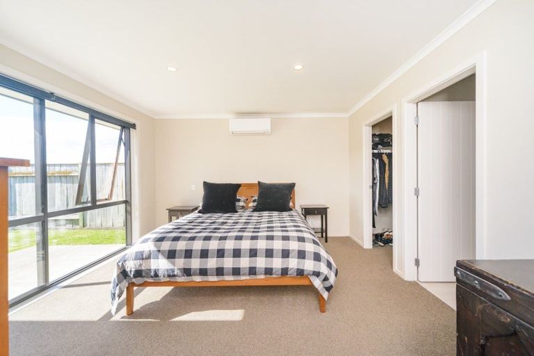 Photo of property in 16 Lorenzo Place, Kelvin Grove, Palmerston North, 4414