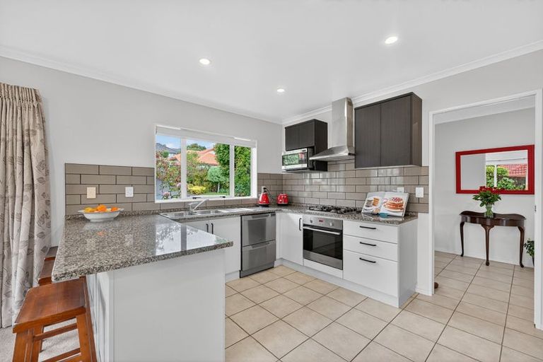 Photo of property in 40 Gillett Place, Botany Downs, Auckland, 2014