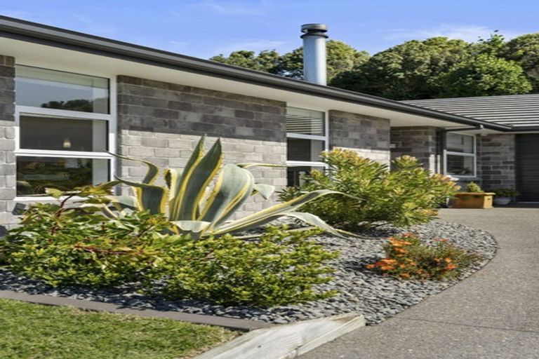 Photo of property in 43 Lakeside Terrace, Omokoroa, 3114