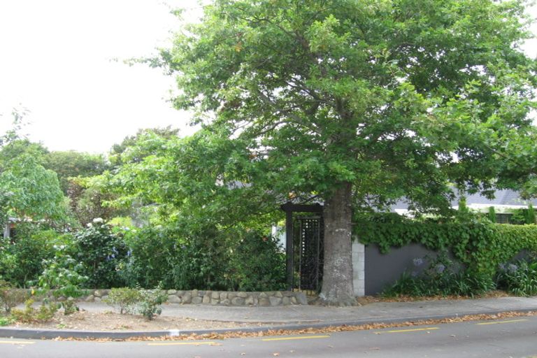 Photo of property in 1 Oakmont, Heretaunga, Upper Hutt, 5018