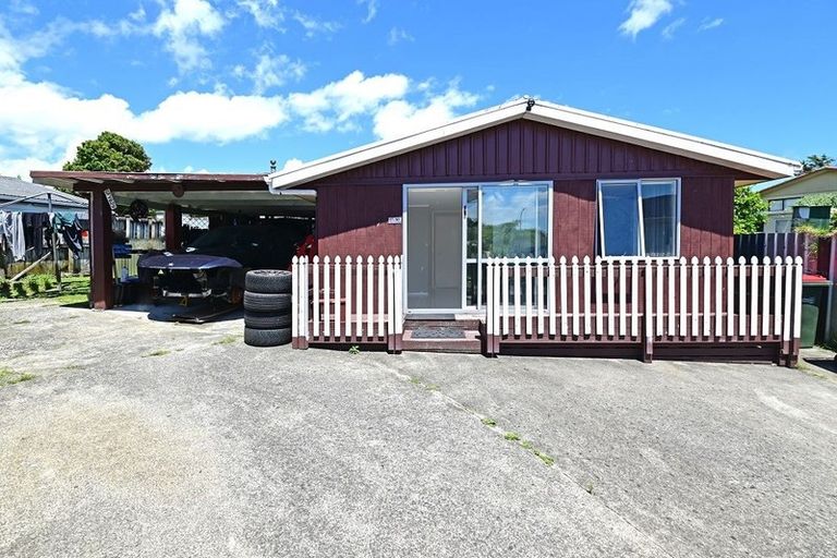 Photo of property in 5 Bundena Place, Clendon Park, Auckland, 2103