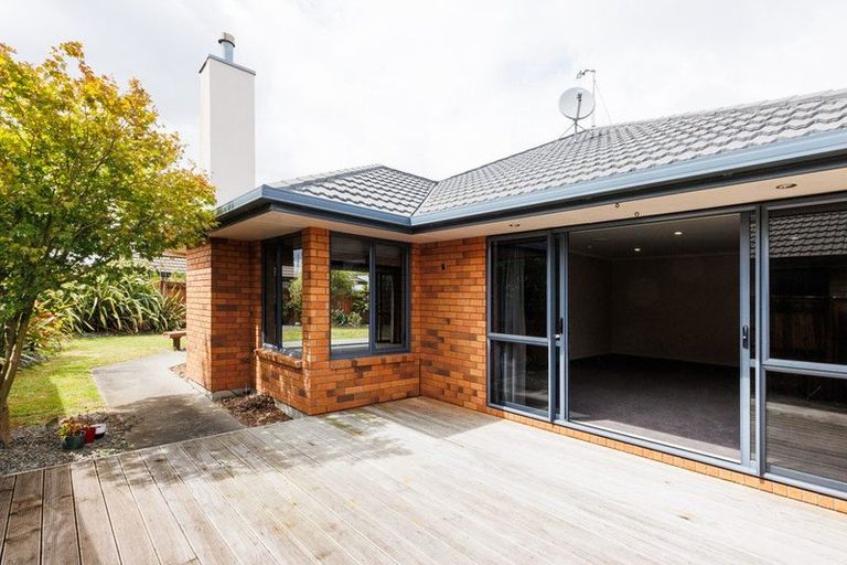 Photo of property in 12 Johnstone Drive, Fitzherbert, Palmerston North, 4410