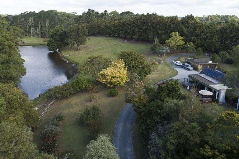 Photo of property in 30 Moontide Road, Kumeu, 0892