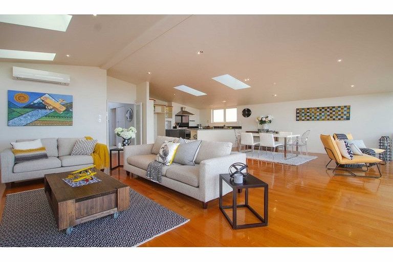 Photo of property in 99 Pupuke Road, Northcote, Auckland, 0627