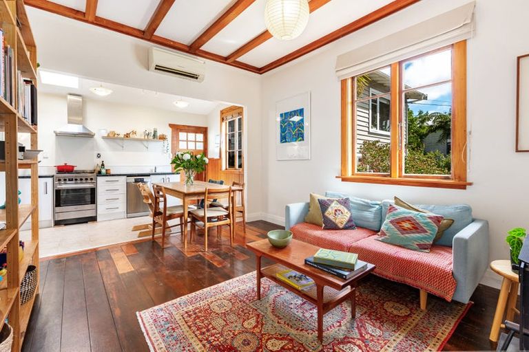 Photo of property in 21 Upper Bourke Street, Kilbirnie, Wellington, 6022