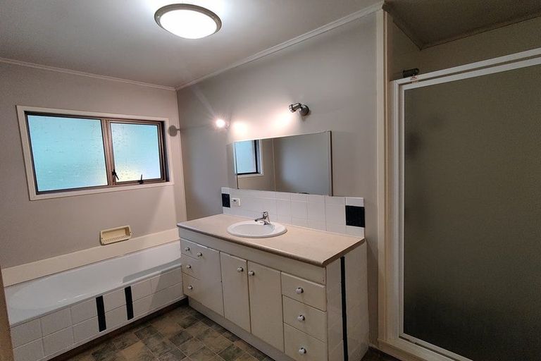 Photo of property in 2/19a Verran Road, Birkenhead, Auckland, 0626