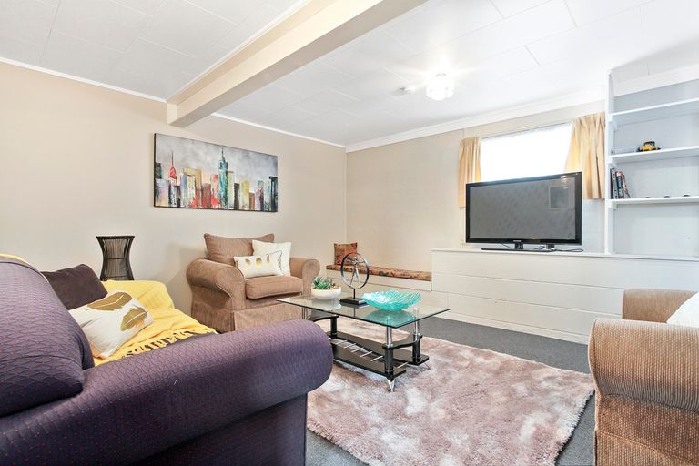 Photo of property in 17 Woodvale Road, Glen Eden, Auckland, 0602