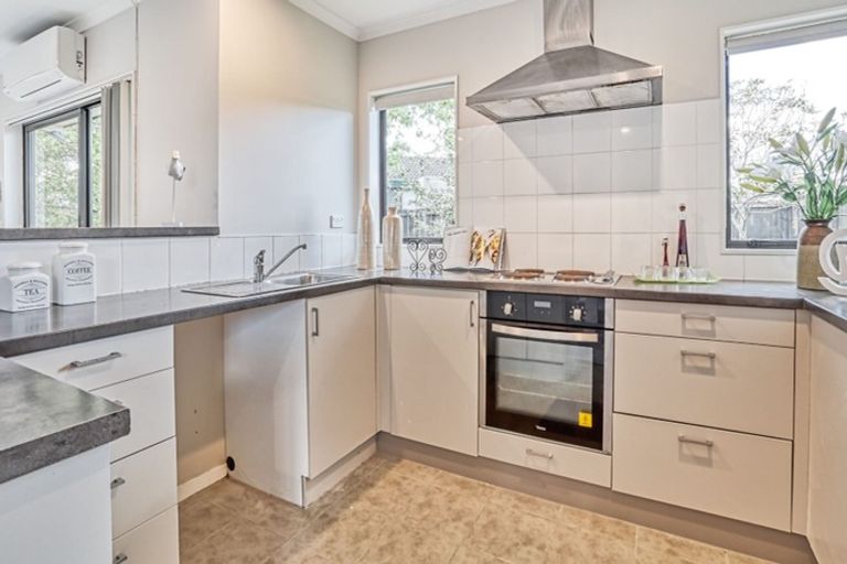 Photo of property in 2 Hamblyn Place, Ranui, Auckland, 0612