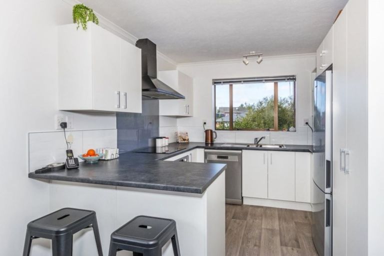 Photo of property in 15 Lowry Avenue, Redwood, Christchurch, 8051