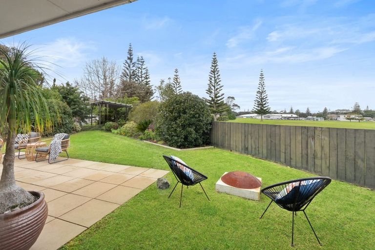 Photo of property in 2 Edgewater Grove, Orewa, 0931
