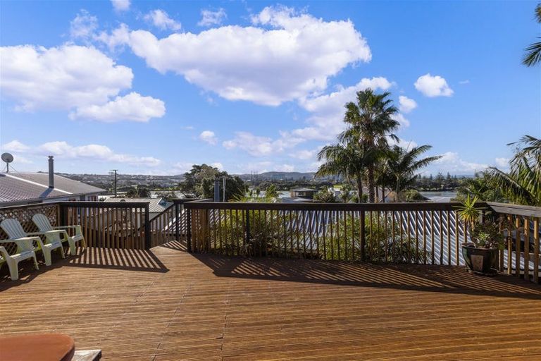 Photo of property in 43 Pohutukawa Avenue, Red Beach, 0932
