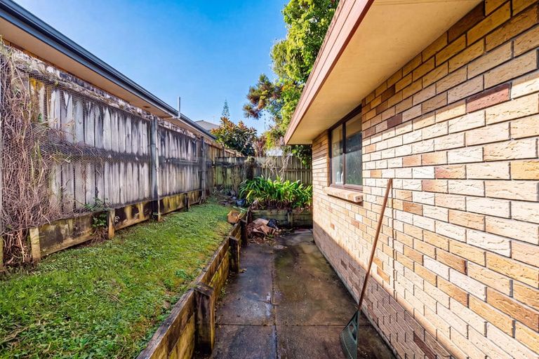 Photo of property in 11 Plumstead Rise, Glen Eden, Auckland, 0602