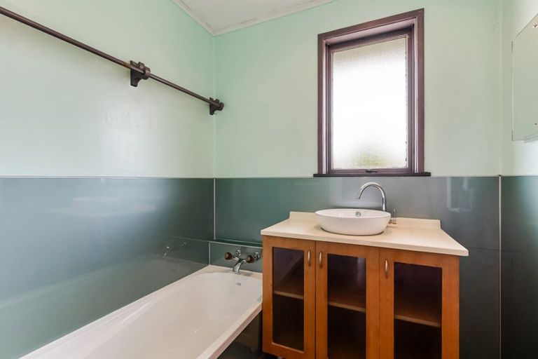 Photo of property in 7 Newington Road, Henderson, Auckland, 0612