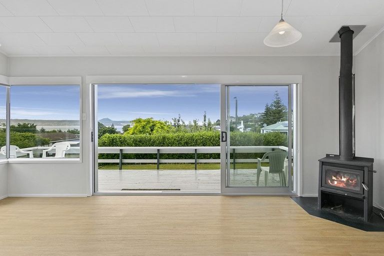 Photo of property in 9 Kinder Street, Acacia Bay, Taupo, 3330