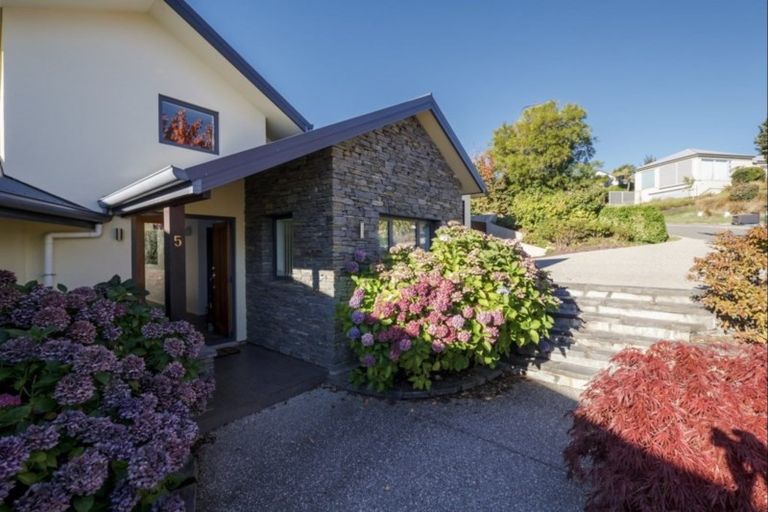 Photo of property in 5 Milward Place, Kelvin Heights, Queenstown, 9300