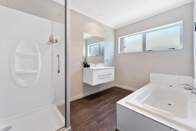 Photo of property in 12 Monaco Grove, Fitzherbert, Palmerston North, 4410