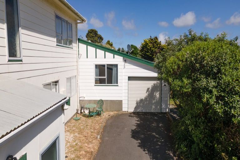 Photo of property in 40b Colchester Crescent, Newlands, Wellington, 6037