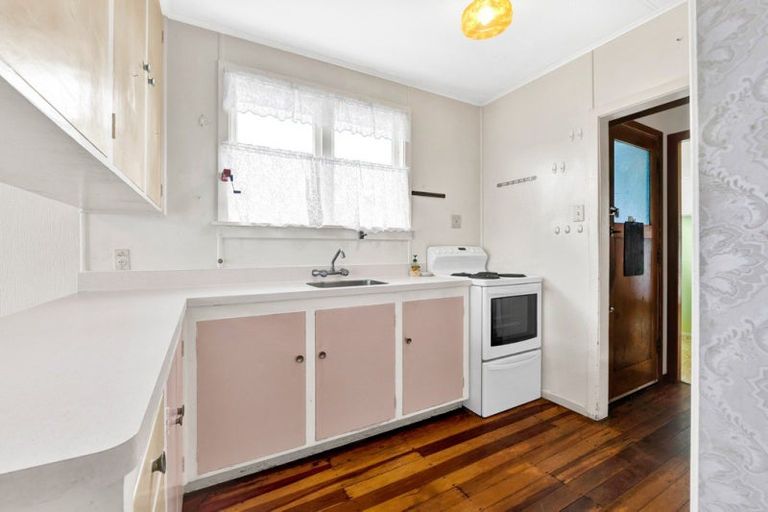 Photo of property in 79 Omata Road, Marfell, New Plymouth, 4310