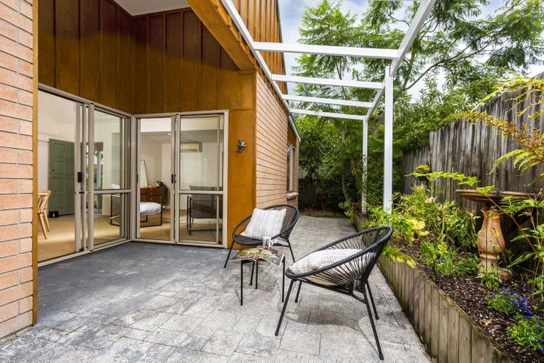 Photo of property in 2/34 Waipuia Place, Greenhithe, Auckland, 0632