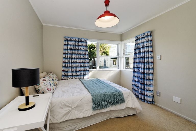 Photo of property in 20 Tauhara Street, Green Bay, Auckland, 0604
