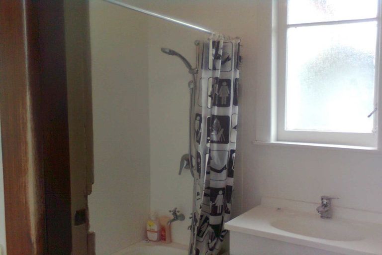 Photo of property in 1/12 Hinekohu Street, New Lynn, Auckland, 0600