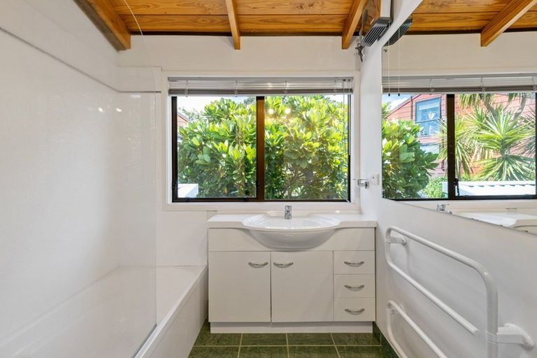 Photo of property in 5 Malters Place, Browns Bay, Auckland, 0630